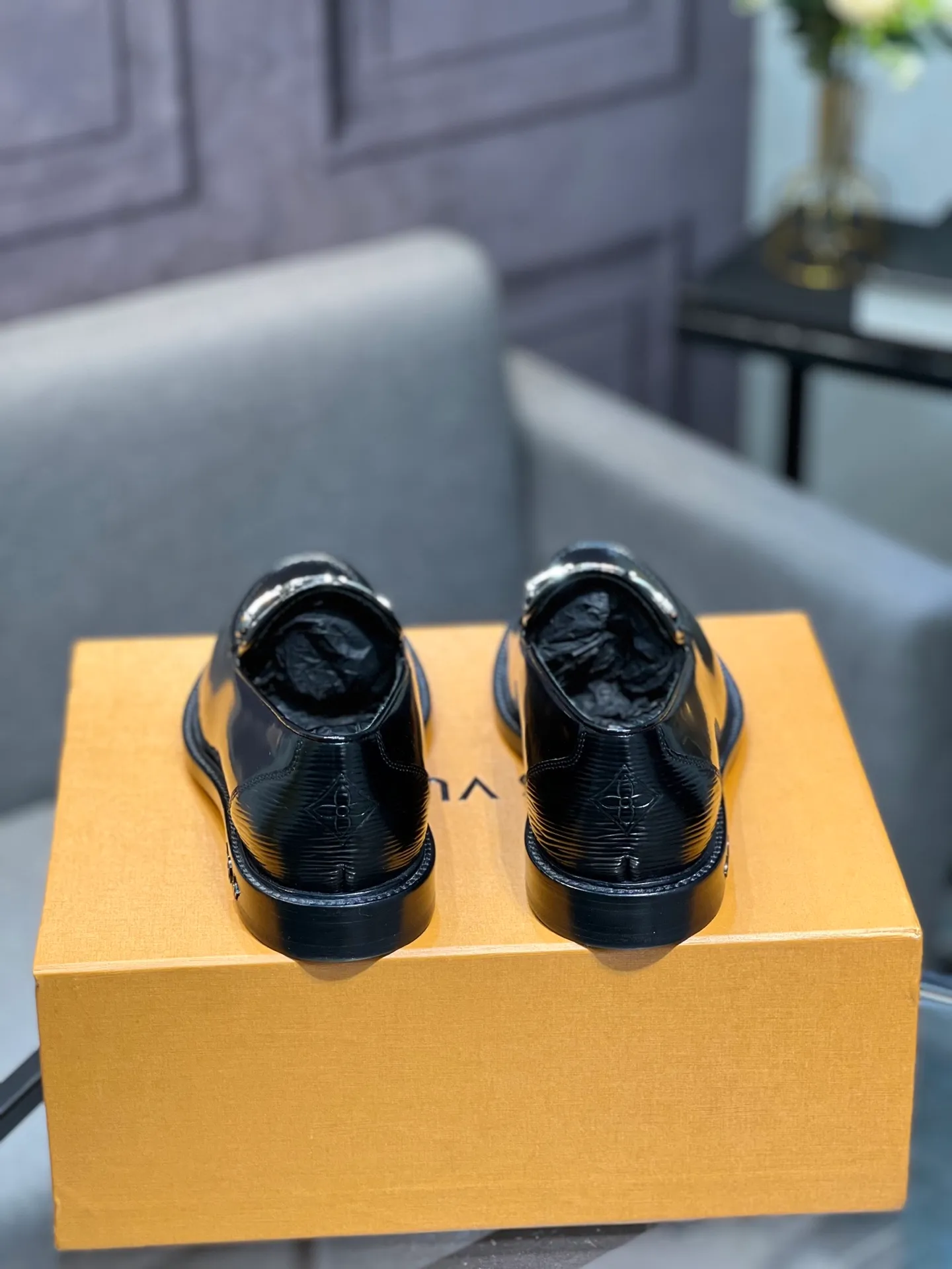Men's shoes 💰1020 LV top luxury brand, high-quality men's business formal leather shoes, imported genuine leather soles! Customized imported leather, the first layer of open-edge beaded lacquered cowhide, the texture is incomparable, the imported cowhide lining, high-end high-end shoes, don't miss it! size:39-44 (Male 38 45 46 customized)